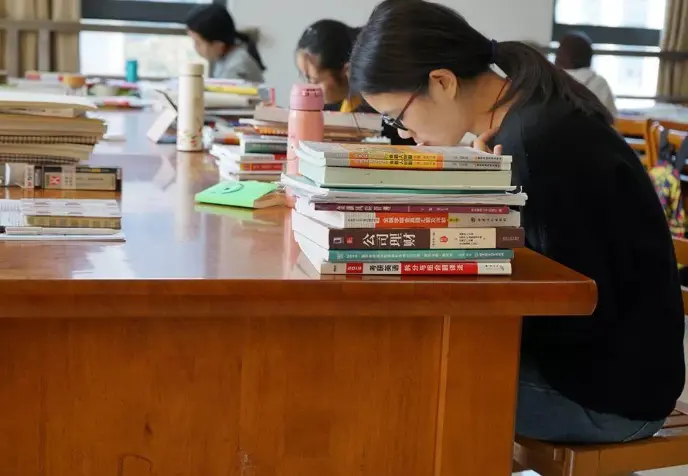 快要考试高二男生被劝退，母亲去学校求情，学校：高中非义务教育