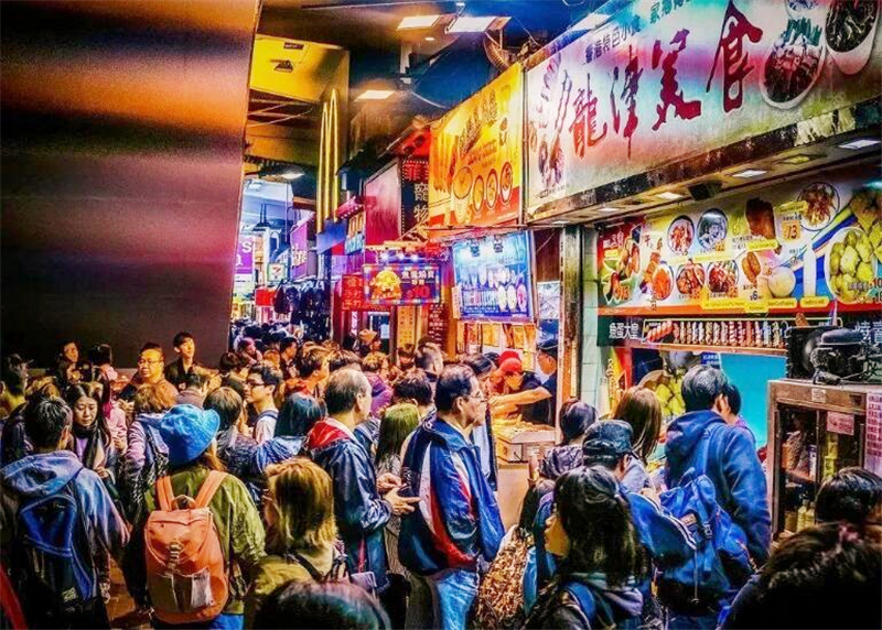 看到中国凌晨12点的街道，美国人直呼“可怕”，他们在害怕啥