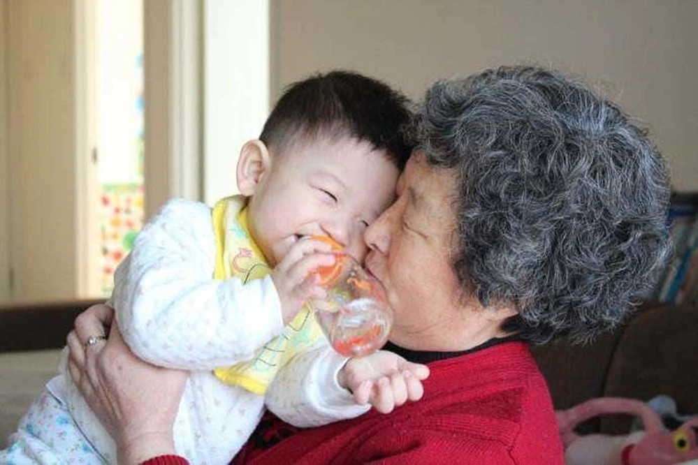 老两口“伺候”孙子吃饭，奶奶喂饭爷爷捧手机，隔辈亲也不能溺爱