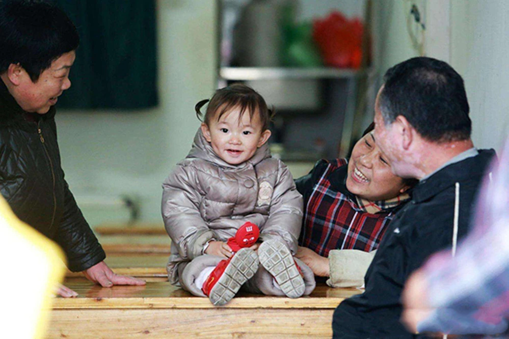 老两口“伺候”孙子吃饭，奶奶喂饭爷爷捧手机，隔辈亲也不能溺爱