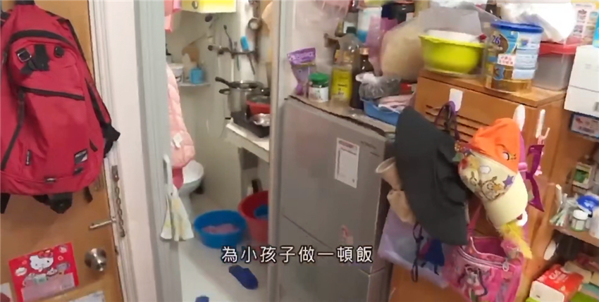 香港妈妈带女儿住进6㎡㓥房，屋子巴掌大，做饭要去厕所煮