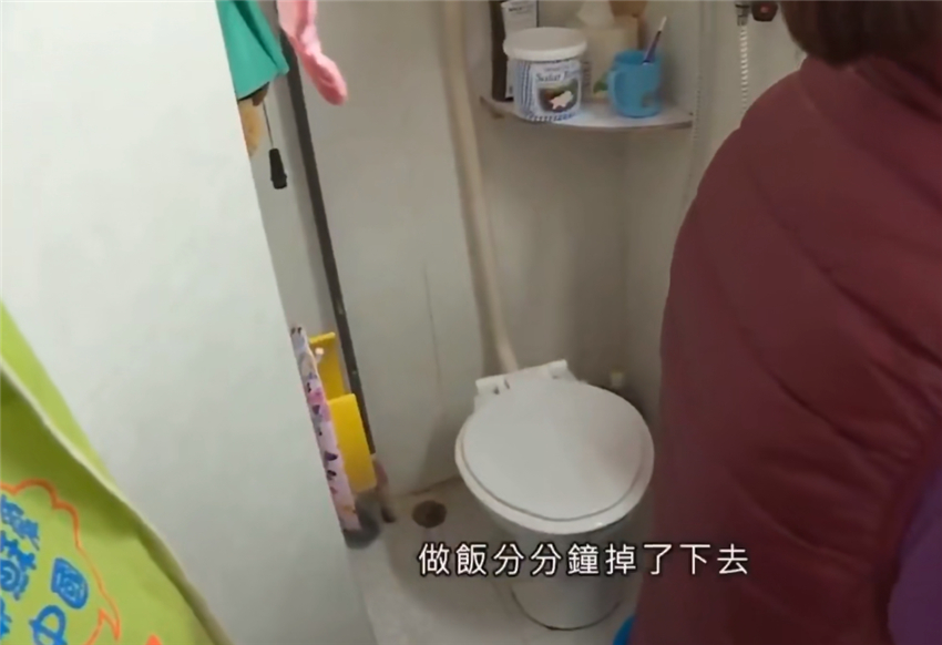 香港妈妈带女儿住进6㎡㓥房，屋子巴掌大，做饭要去厕所煮