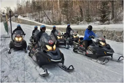 当长白山雪地摩托的车灯亮起，我知道那匹“雪狼”又在驰骋