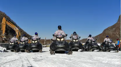 当长白山雪地摩托的车灯亮起，我知道那匹“雪狼”又在驰骋
