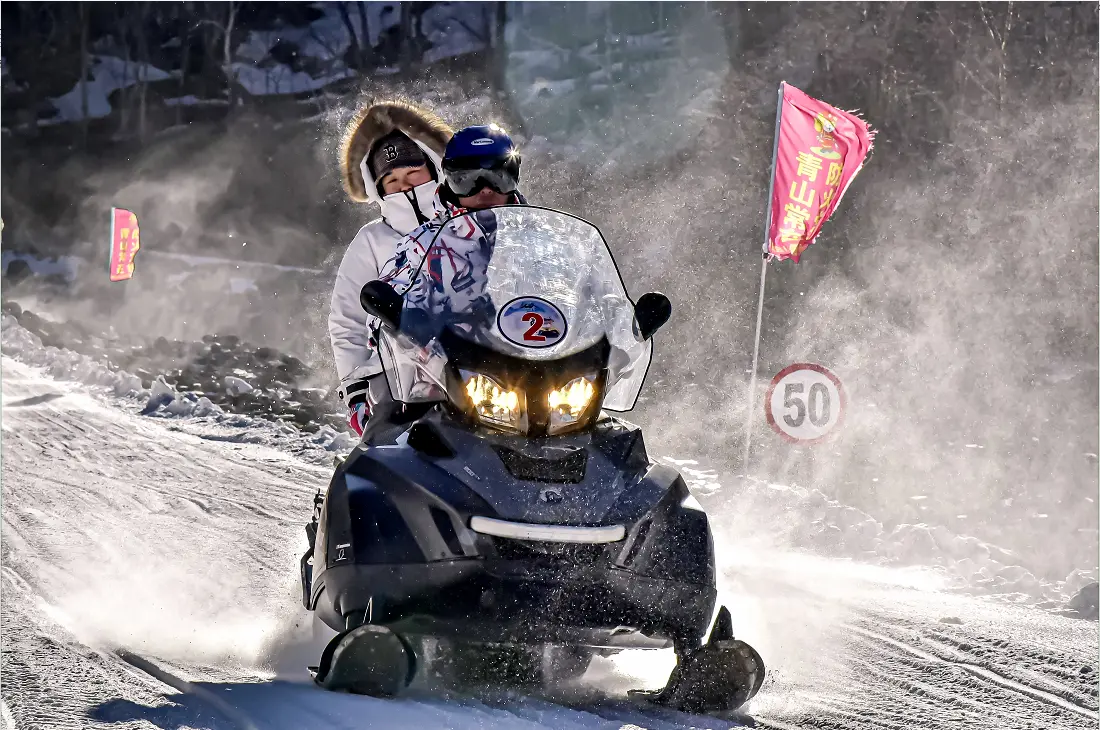 当长白山雪地摩托的车灯亮起，我知道那匹“雪狼”又在驰骋