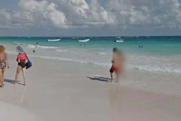 墨西哥一对情侣海滩戏水，故意脱下泳衣对着街景地图怼拍