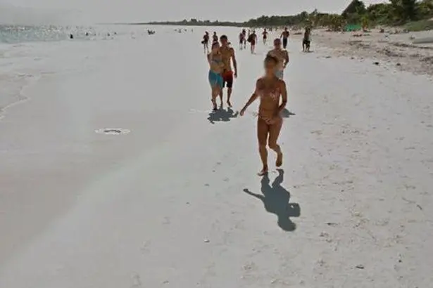 墨西哥一对情侣海滩戏水，故意脱下泳衣对着街景地图怼拍