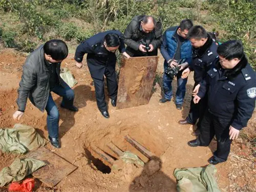 河北一弹棉花老人，潜伏清东陵17年，用自制钥匙，差点把皇陵搬空