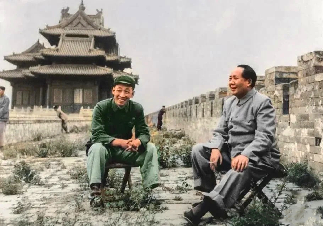 历史过目难忘瞬间：坐故宫城墙上吸烟的毛主席，下棋的彭老总，斯大林的遗容