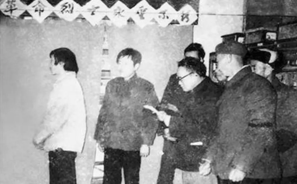 1951年，湖北武汉处决汉奸，李克农刑场大喊：枪下留人，救了谁？