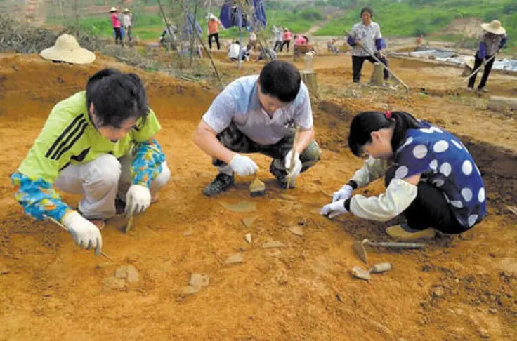 陕西农民上山挖土，却意外发现先秦陵墓，专家探测完感到后怕