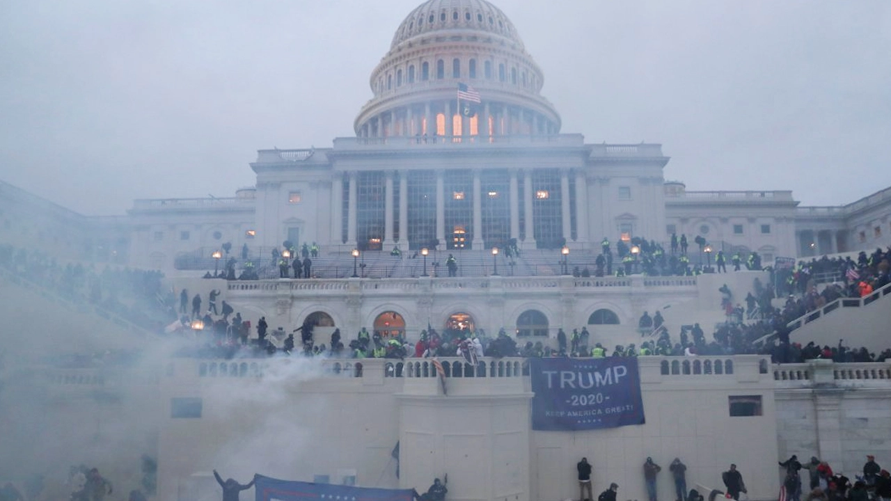 美国国会曾被英军占领，现在却被自己人占领，有人还过把总统的瘾