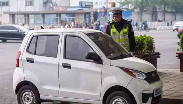 同为电动四轮车，老年代步车被禁，新能源车被提倡，差别到底在哪