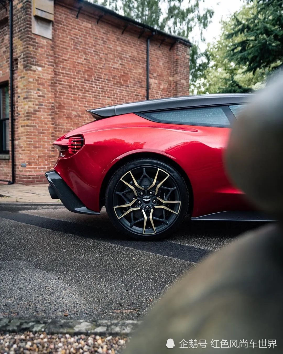 阿斯顿马丁 Vanquish Zagato 的线条之美