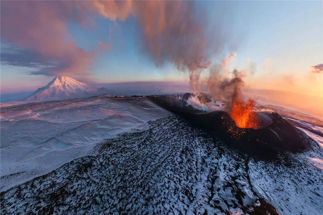 如果把塑料垃圾扔到火山里，方法是否可行？科学家曾进行实验！