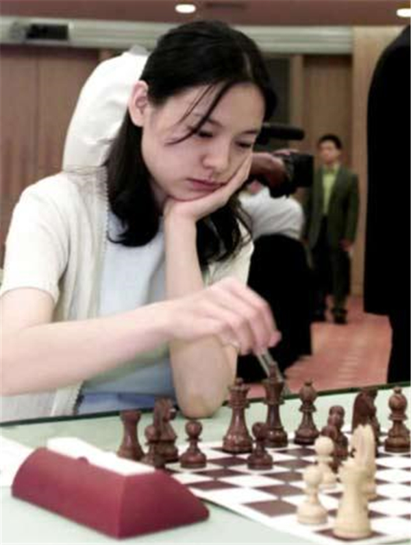 当年加入外籍，嫁给一夫多妻制王室的天才棋手诸宸，现今近况如何