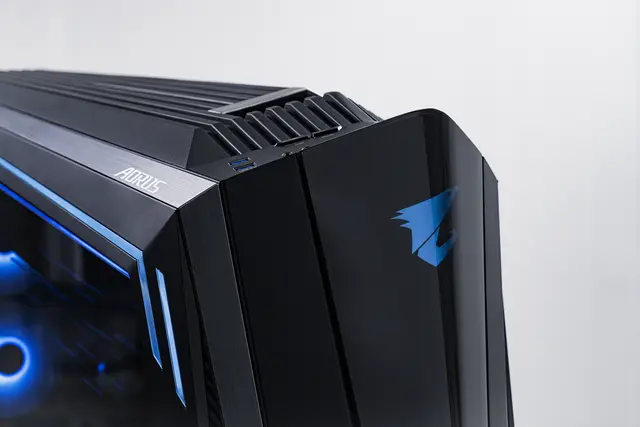 狩猎之神降临！技嘉AORUS神鹰AC700G全塔电竞机箱评测