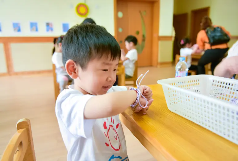 幼儿园接孩子放学，家长有几种行为会让老师“反感”，看看有你吗