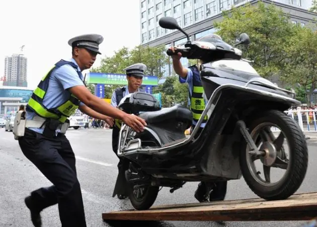 电动车载人出新规，“2禁1限”正在实施，骑电动车需要注意了