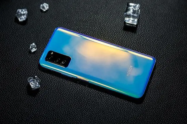 性能不输P40 Pro，荣耀手机3999元，186g＋50倍变焦