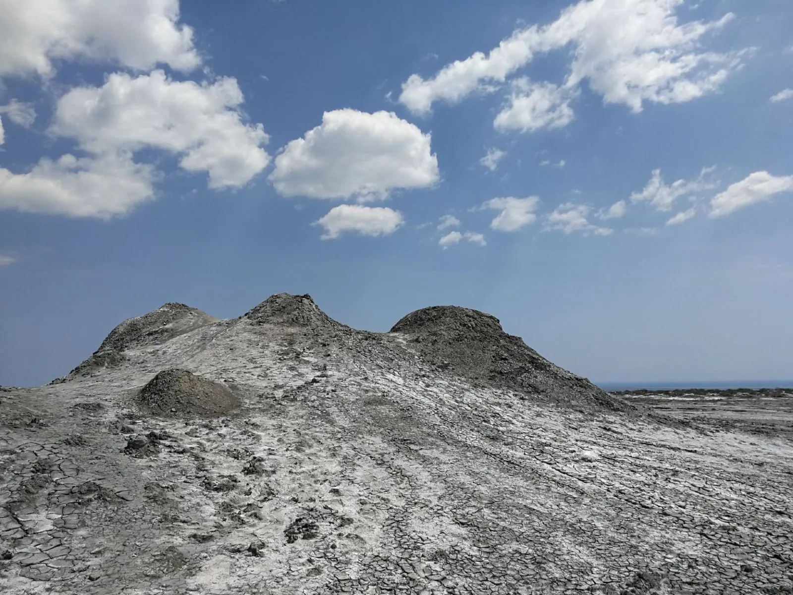 我国最奇怪的火山，只喷泥不喷火，还会发出天然气的味道