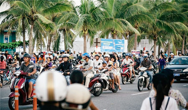 越南一怪异现象：大捆人民币当众摆放在街头，为何无人敢去抢？