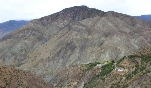 东北有座山，常年寸草不生，专家断言：里面肯定埋着个大人物