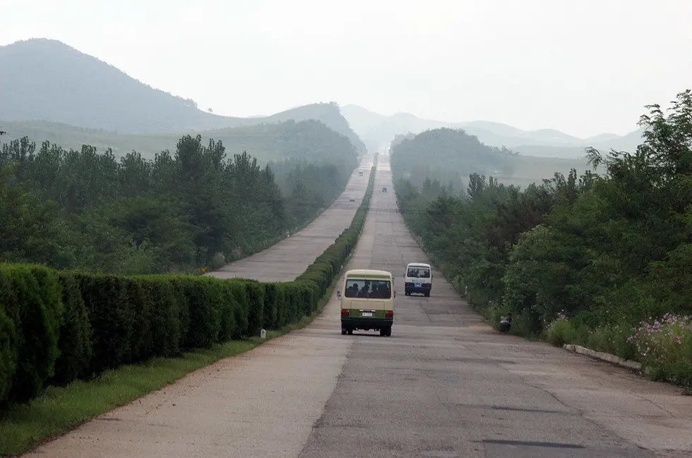 走进朝鲜，游客在朝鲜高速公路上的见闻