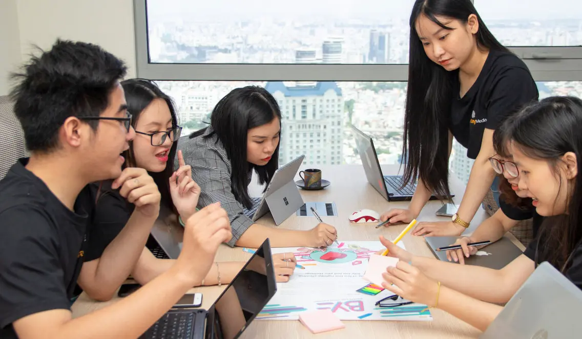 公司年会，大学生多次主动找老板敬酒，却被劝退，原因很搞笑