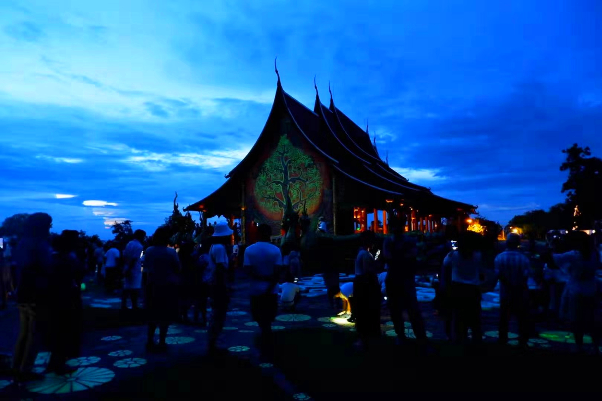 世界唯一“荧光”寺庙，坐落在深山之顶，夜里美得像座神殿