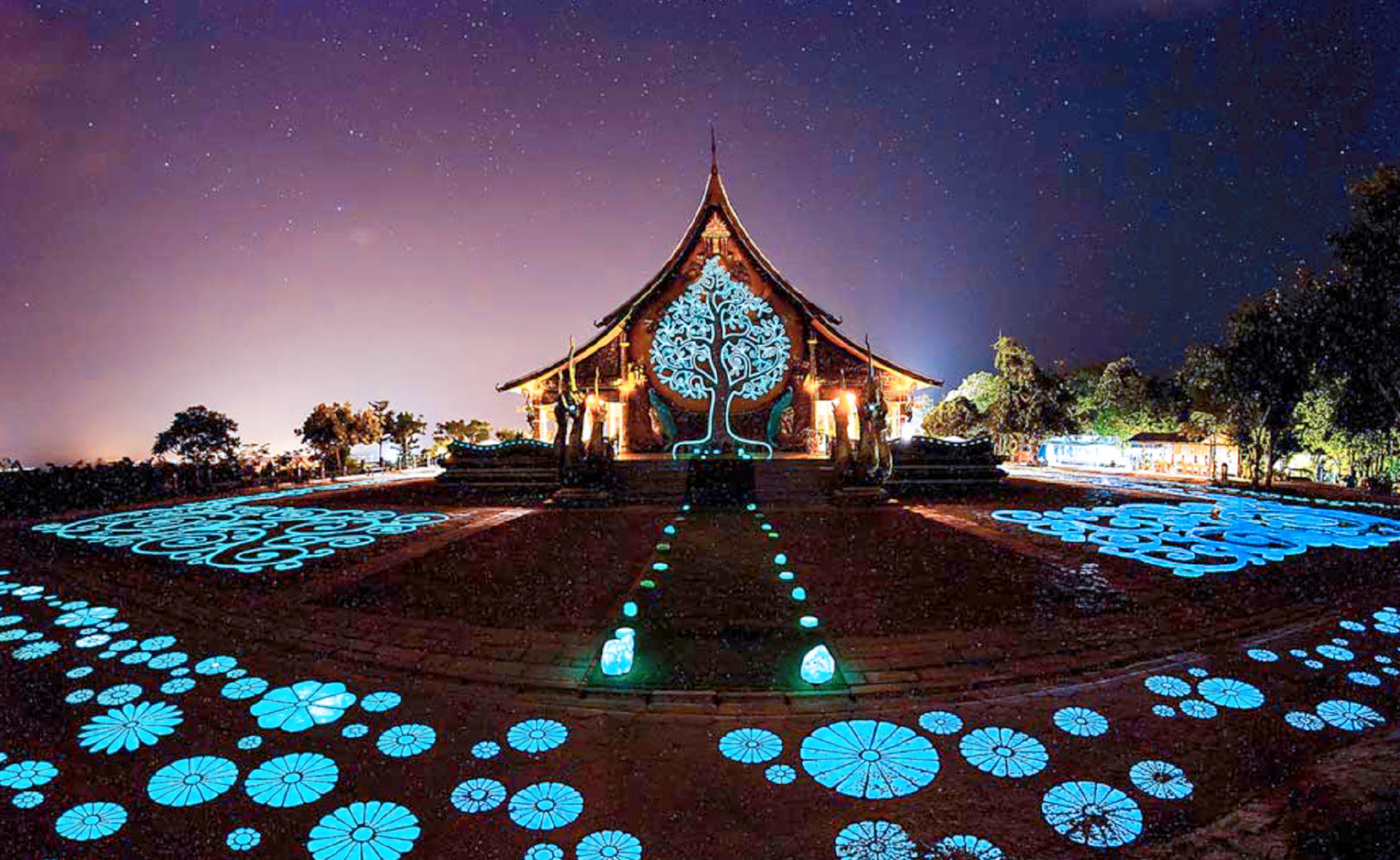 世界唯一“荧光”寺庙，坐落在深山之顶，夜里美得像座神殿