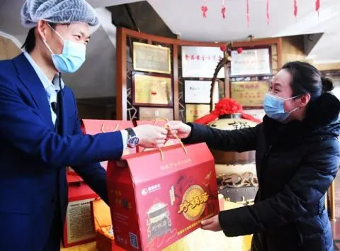 “就地过年”带动新需求 老字号餐饮年夜饭外带礼盒占半壁江山