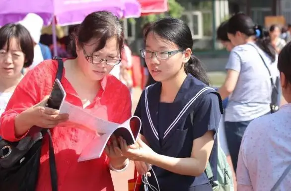 收到211大学录取通知书，父母开心打开却哭了，孩子无奈选择复读