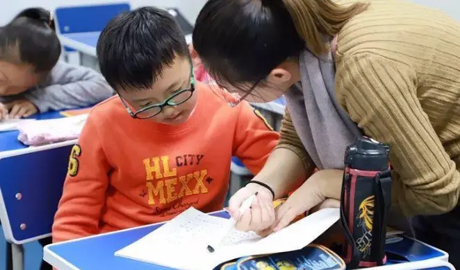 小学生作文有多敢“编”？老师看了哭笑不得，不当喜剧演员可惜了