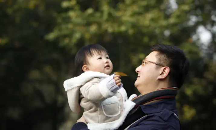 丈夫常年在外工作，孩子身份引人怀疑，一纸鉴定慈父变成陌生人！