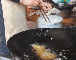 这种“油炸粽”曾经是罗定圩日的潮流，如今已沦为回忆！