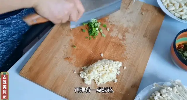 金针菇你还炒着吃吗？蒸着吃才过瘾，一盘都没够老陈吃