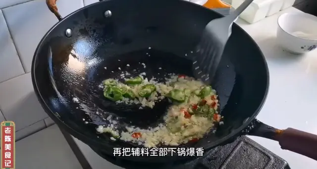 金针菇你还炒着吃吗？蒸着吃才过瘾，一盘都没够老陈吃