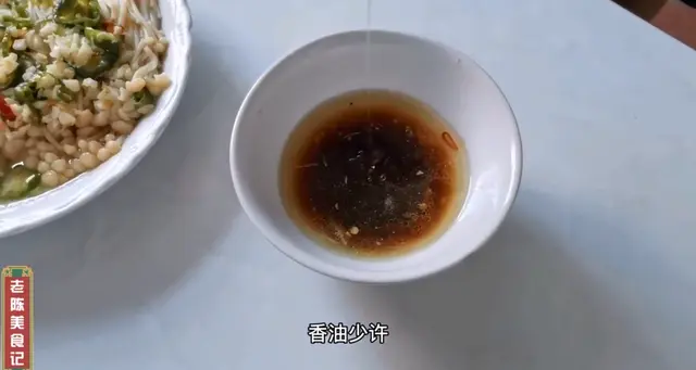 金针菇你还炒着吃吗？蒸着吃才过瘾，一盘都没够老陈吃