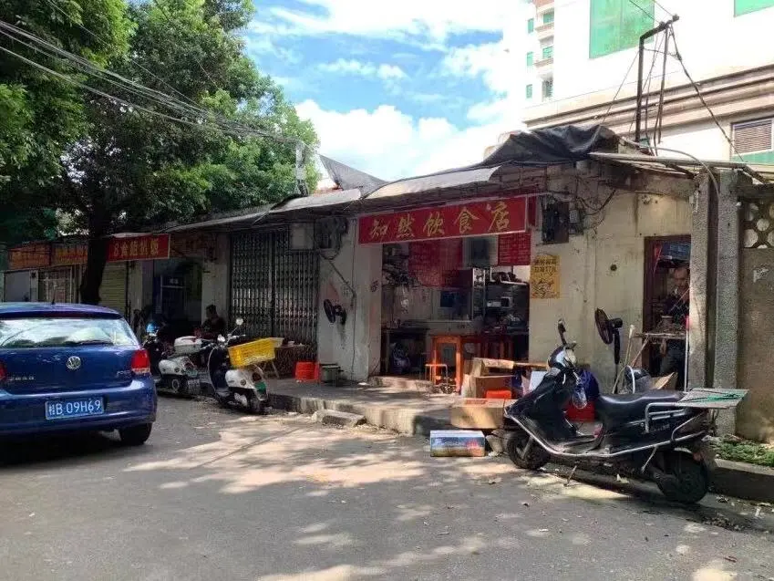 柳州隐藏在地委大院里的一家小破店，只有三张桌子，每天食客爆棚