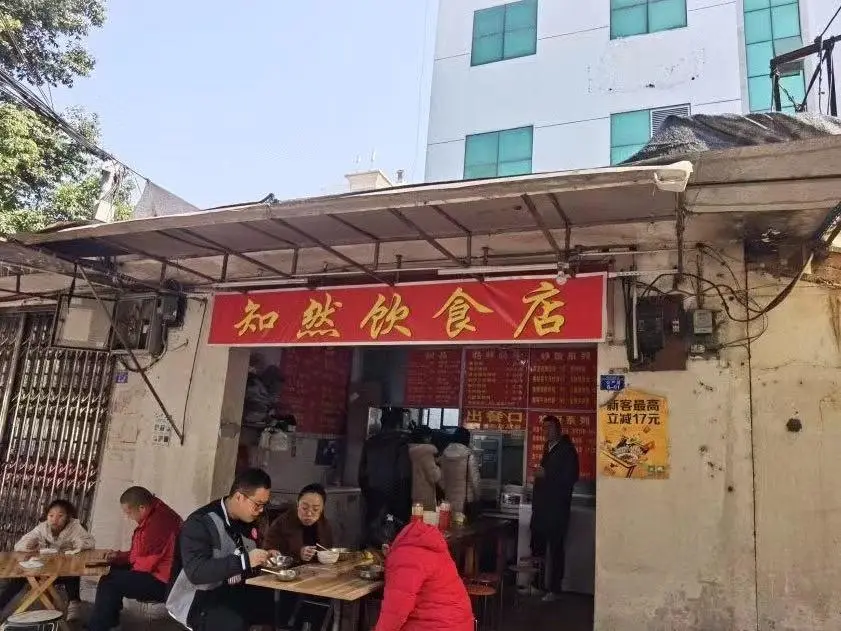 柳州隐藏在地委大院里的一家小破店，只有三张桌子，每天食客爆棚