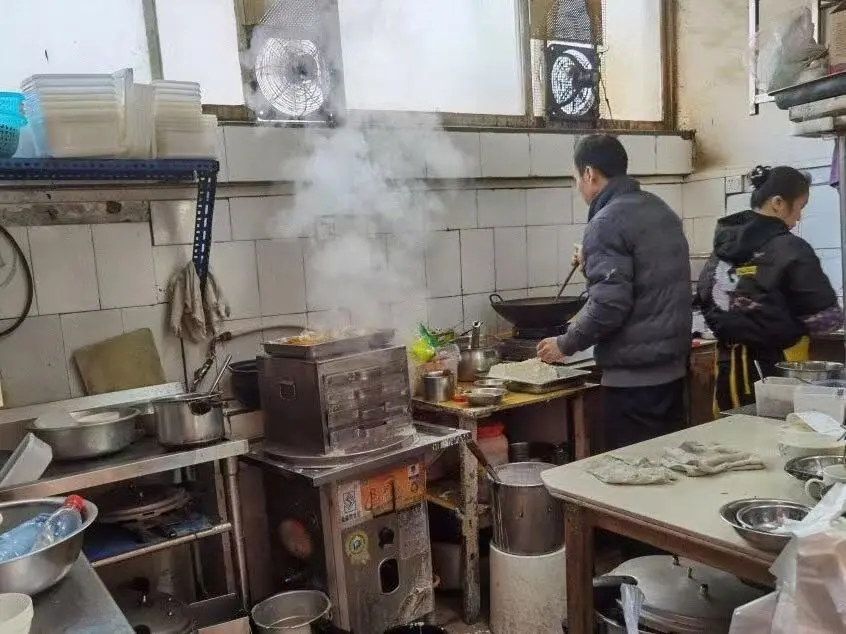 柳州隐藏在地委大院里的一家小破店，只有三张桌子，每天食客爆棚