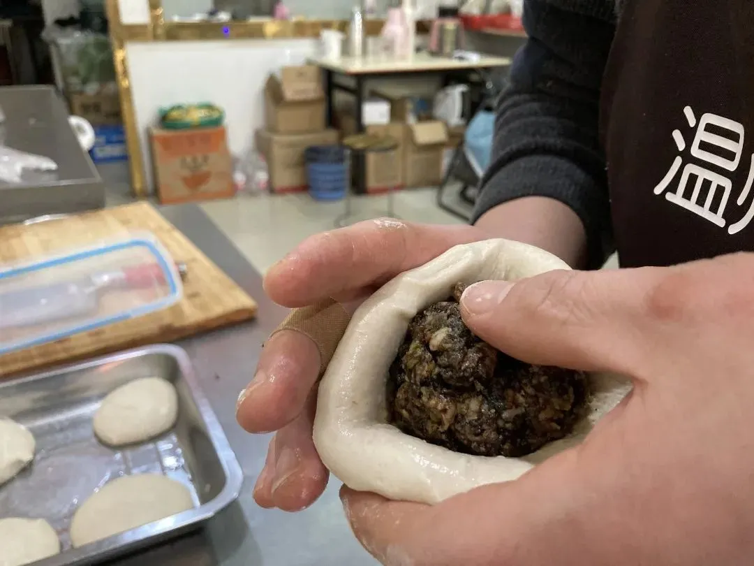 一口酥香！街头的饼铺里，氤氲着多少人的晨间“食”光