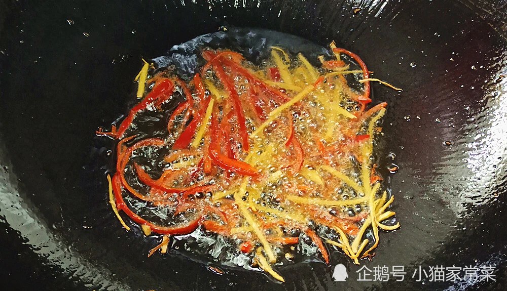 用1把金针菇和1把绿豆芽做的炒菜，清脆爽口，过完年吃不错