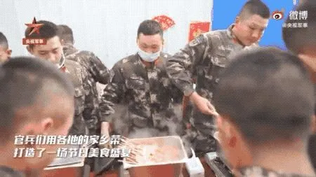 馋哭了！让兵哥哥吃到家乡味的“军营美食街”，长啥样？