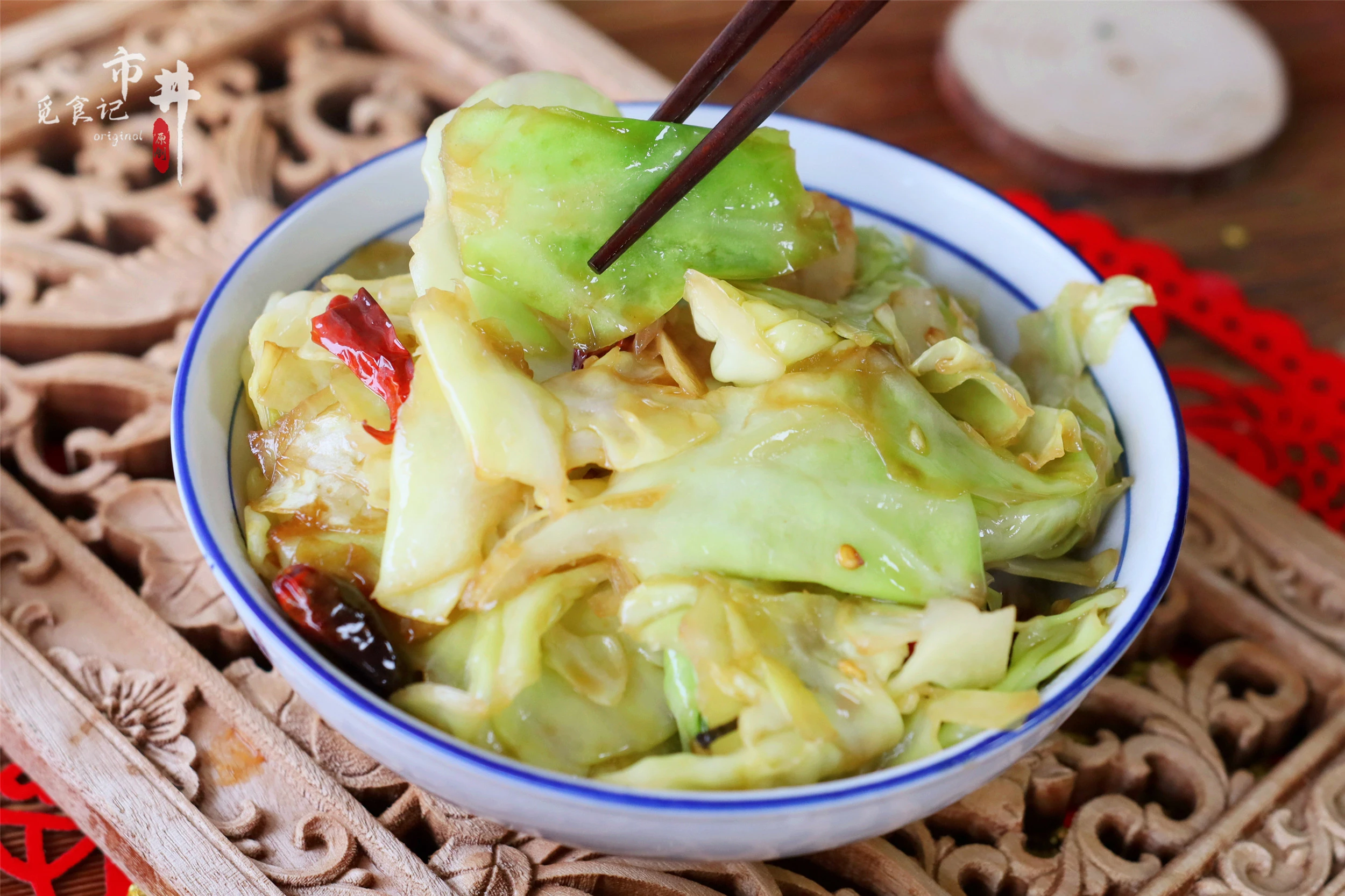 过年吃点素，炒手撕包菜时，记住“素菜荤炒”，鲜香爽脆，特好吃