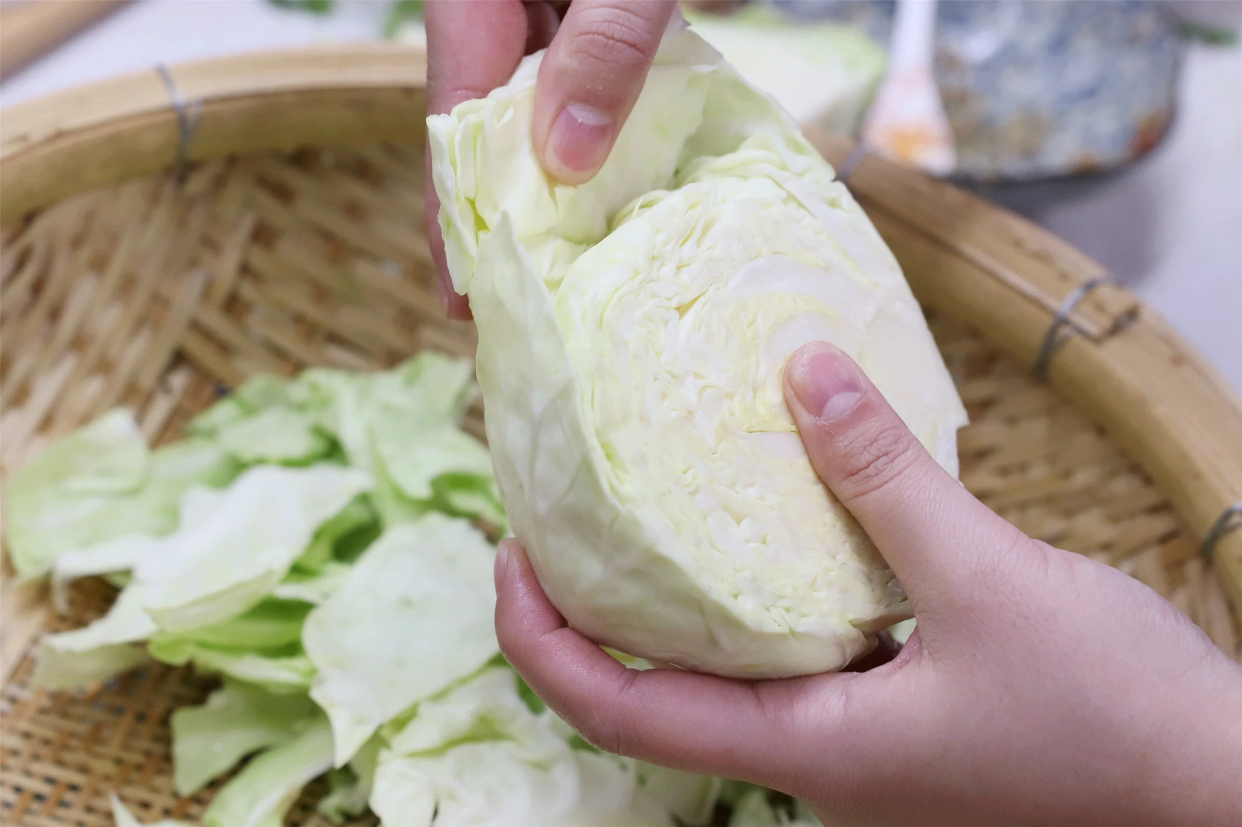 过年吃点素，炒手撕包菜时，记住“素菜荤炒”，鲜香爽脆，特好吃