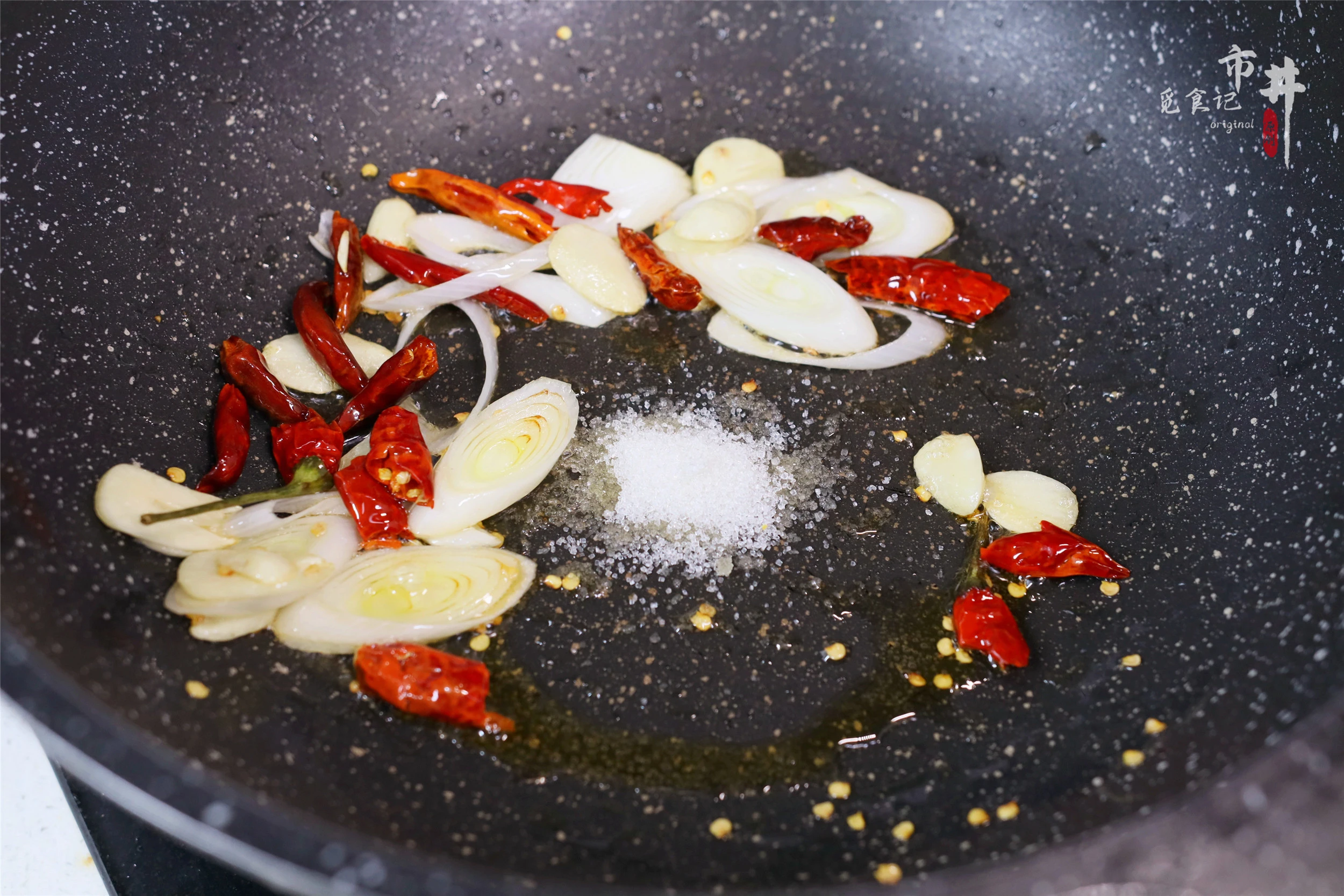 过年吃点素，炒手撕包菜时，记住“素菜荤炒”，鲜香爽脆，特好吃