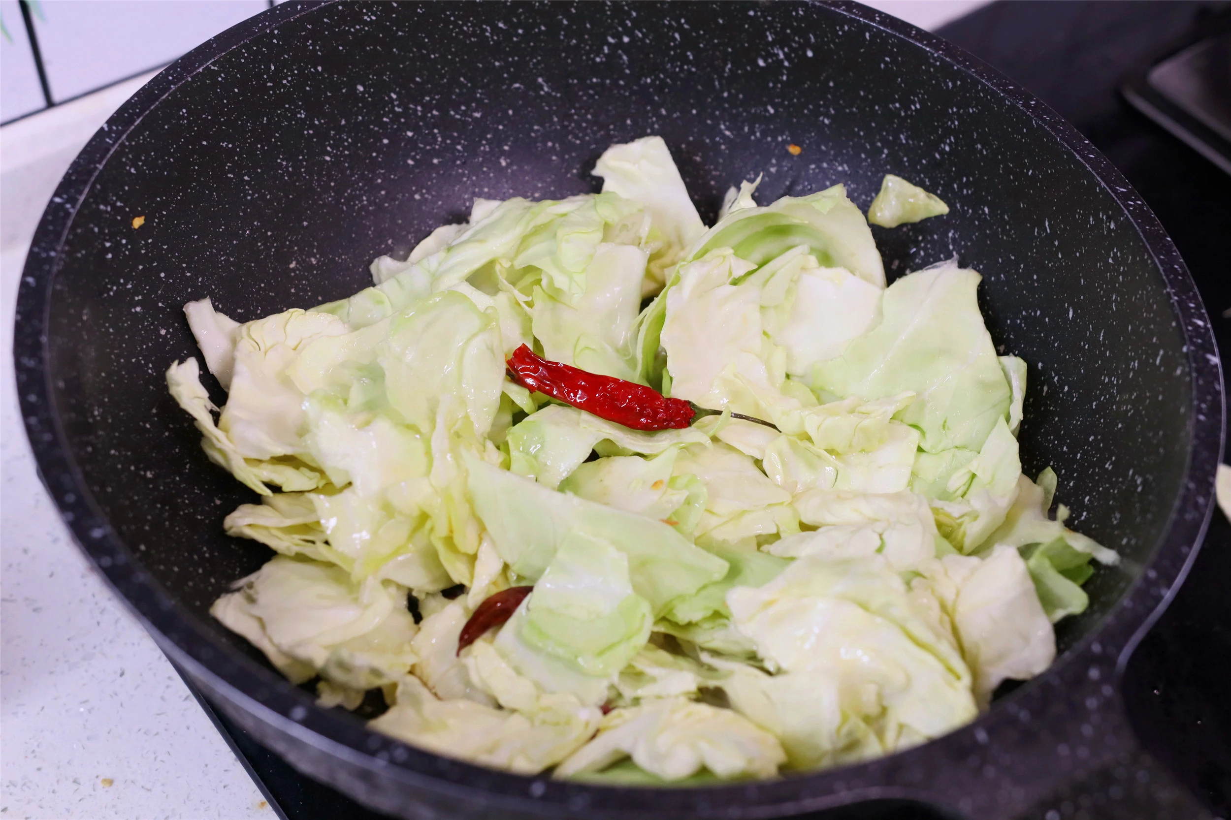 过年吃点素，炒手撕包菜时，记住“素菜荤炒”，鲜香爽脆，特好吃