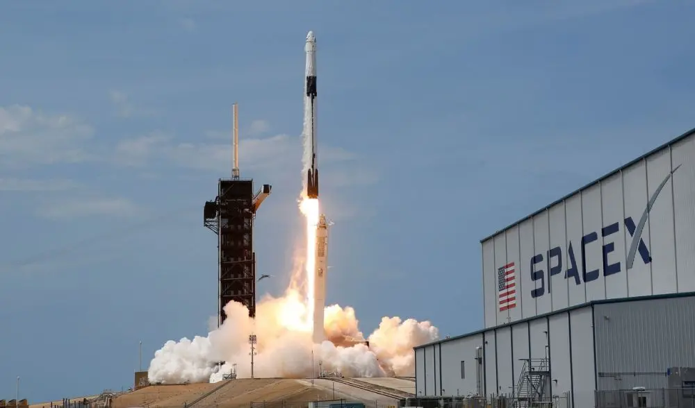 SpaceX龙飞船接载两名太空人 成功返回地球